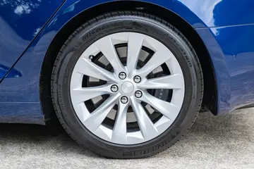 Vehicle image 32